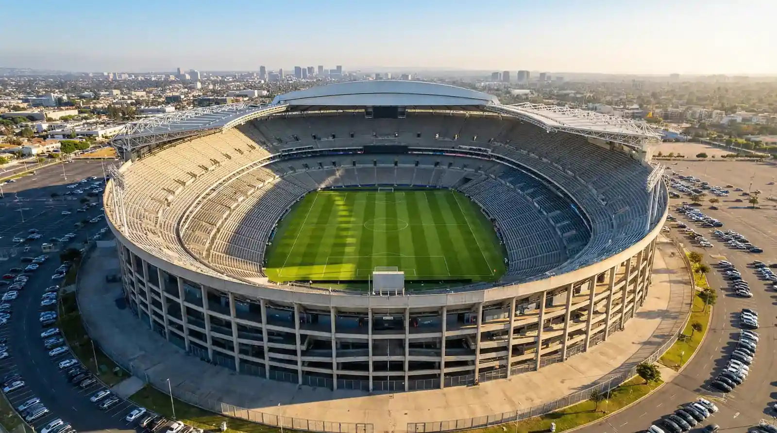 Fotbollsarena i USA redo för VM 2026 med grönt gräs och läktare fyllda av fans