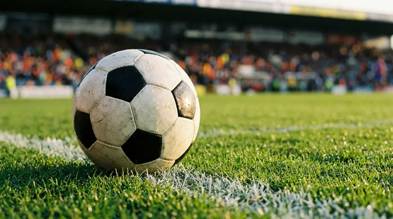 Närbild på en fotboll som ligger på grönt gräs vid sidlinjen under en VM-match